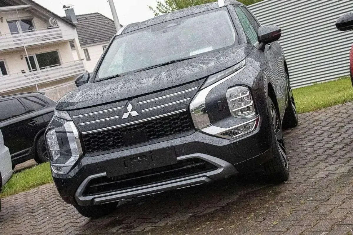 Neu Mitsubishi Outlander P-HEV Edition 306 PS (225 kW) 2025 Grau SUV