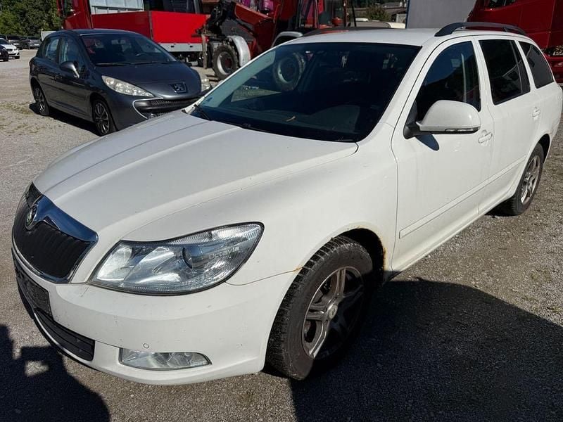 Weiß Gebraucht 2012 Skoda Octavia Elegance Kombi | 1.650 € - Bild 1/4