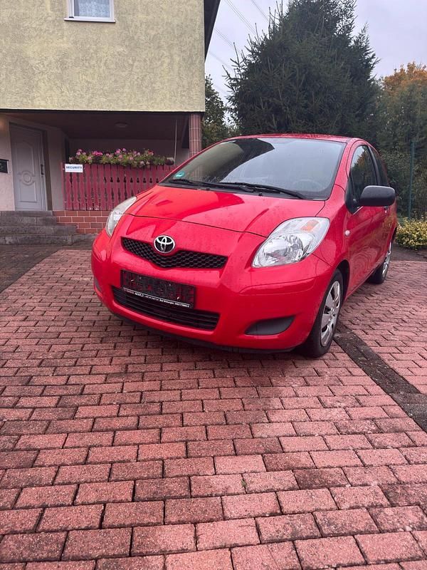 Rot Gebraucht 2009 Toyota Yaris Kleinwagen | 2.899 € - Bild 1/4