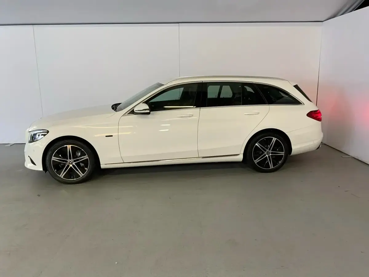 Gebraucht Mercedes C300e Exclusive 320 PS (235 kW) 2020 Unilack polarweiß Kombi
