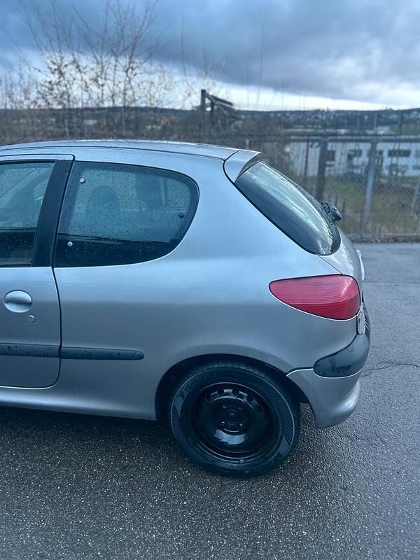 Gebraucht Peugeot 206 60 PS (44 kW) 2003 Grau Kleinwagen