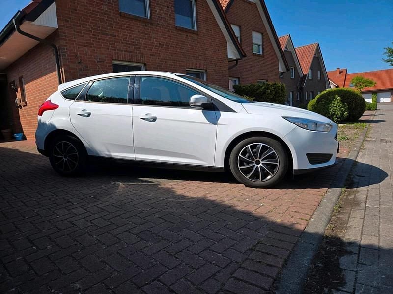 Weiß Gebraucht 2015 Ford Focus Limousine | 5.700 € (Superpreis) - Bild 1/4