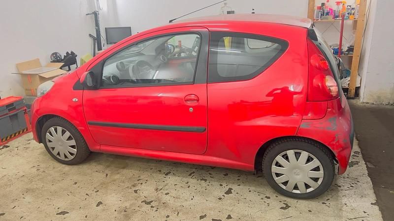 Gebraucht Peugeot 107 68 PS (50 kW) 2011 Rot Kleinwagen