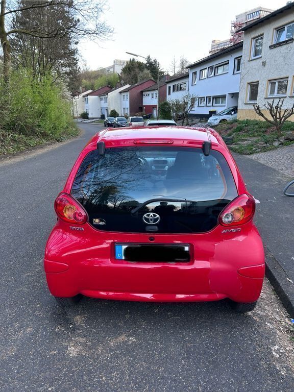 Rot Gebraucht 2009 Toyota Aygo City Kleinwagen | 2.000 € (Guter Preis) - Bild 1/4