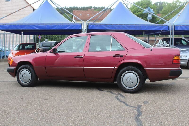 Gebraucht Mercedes E200 118 PS (86 kW) 1990 Rot Limousine