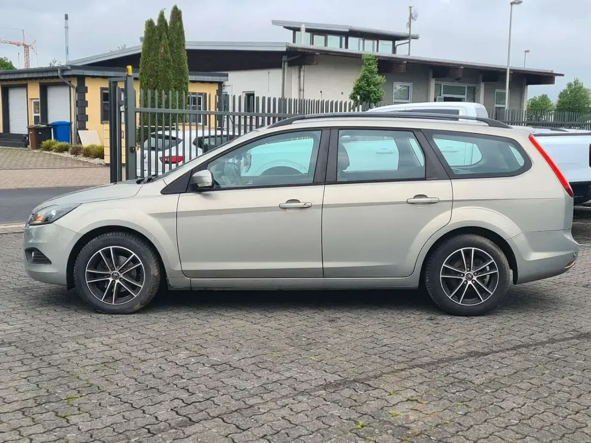 Gebraucht Ford Focus Style 125 PS (91 kW) 2010 Grau Kombi
