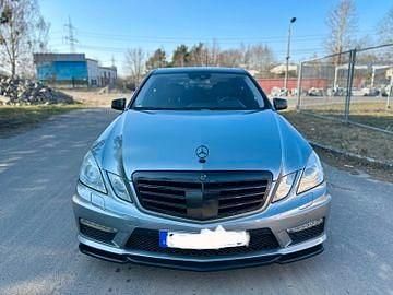 Grau Gebraucht 2009 Mercedes E500 AMG Limousine | 10.400 € (Fairer Preis) - Bild 1/4