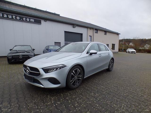 Gebraucht Mercedes A200 Advanced Plus 150 PS (110 kW) 2024 992 hightechsilber Limousine