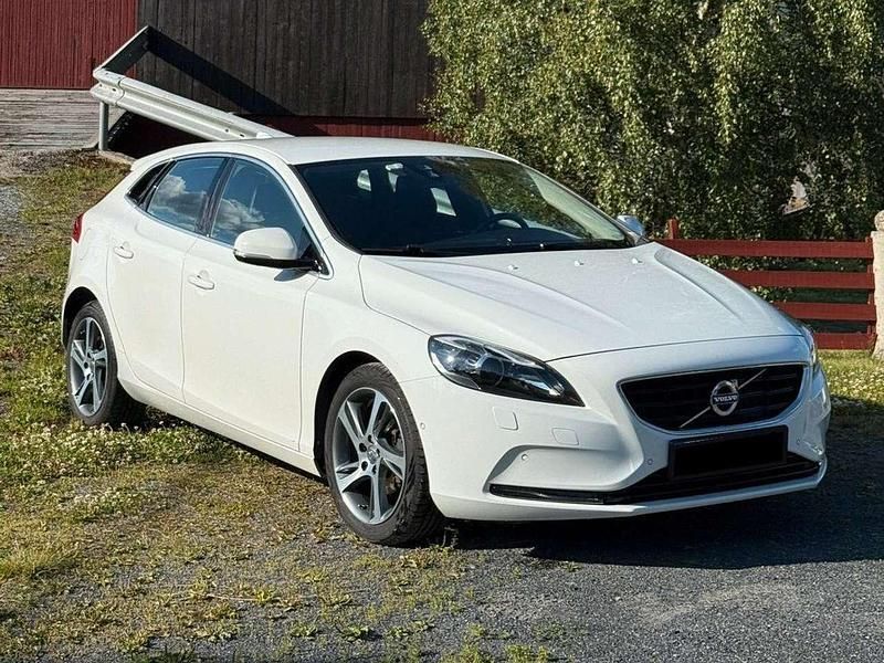 Weiß Gebraucht 2015 Volvo V40 Summum Kombi | 11.550 € (Fairer Preis) - Bild 1/4