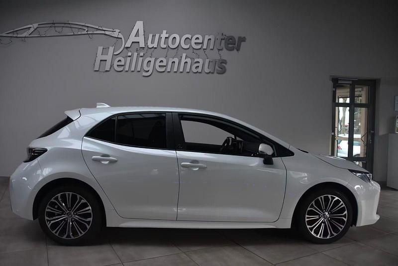 Gebraucht Toyota Corolla Hybrid Team 122 PS (89 kW) 2022 Weiß Limousine