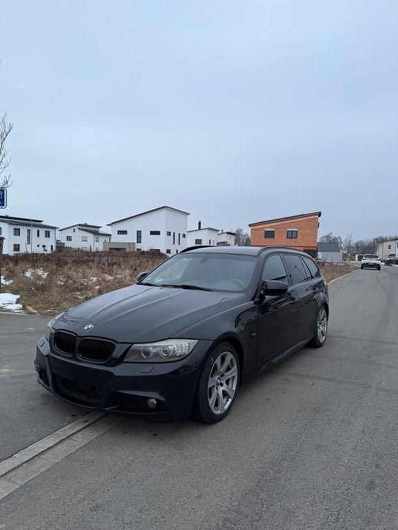 Schwarz Gebraucht 2009 BMW 325 M Sport Kombi | 8.999 € (Fairer Preis) - Bild 1/4