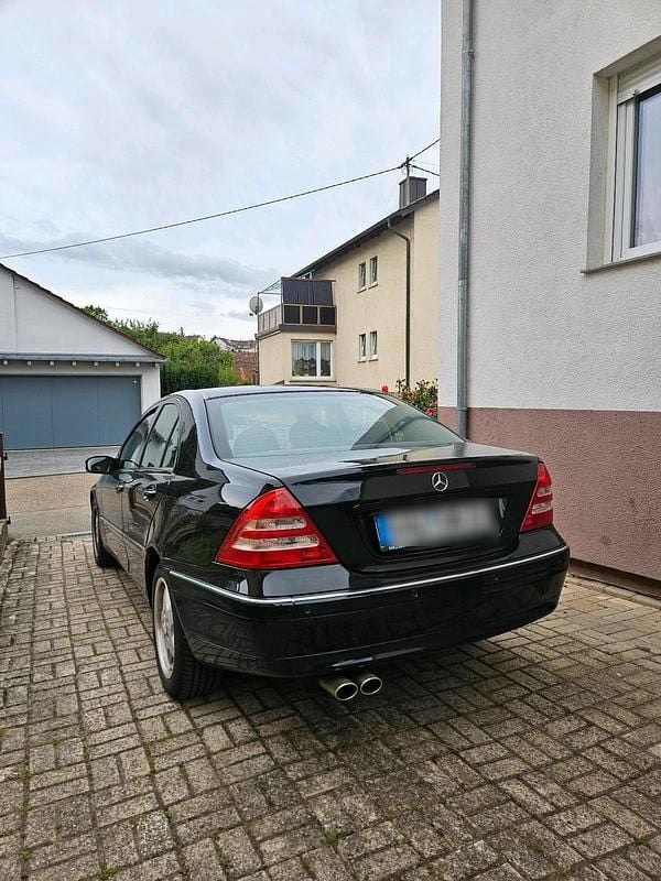 Schwarz Gebraucht 2001 Mercedes C240 Limousine | 3.700 € (Etwas zu teuer) - Bild 1/4