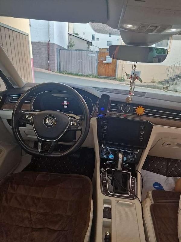 Gebraucht VW Passat Highline 150 PS (110 kW) 2017 Rot Limousine