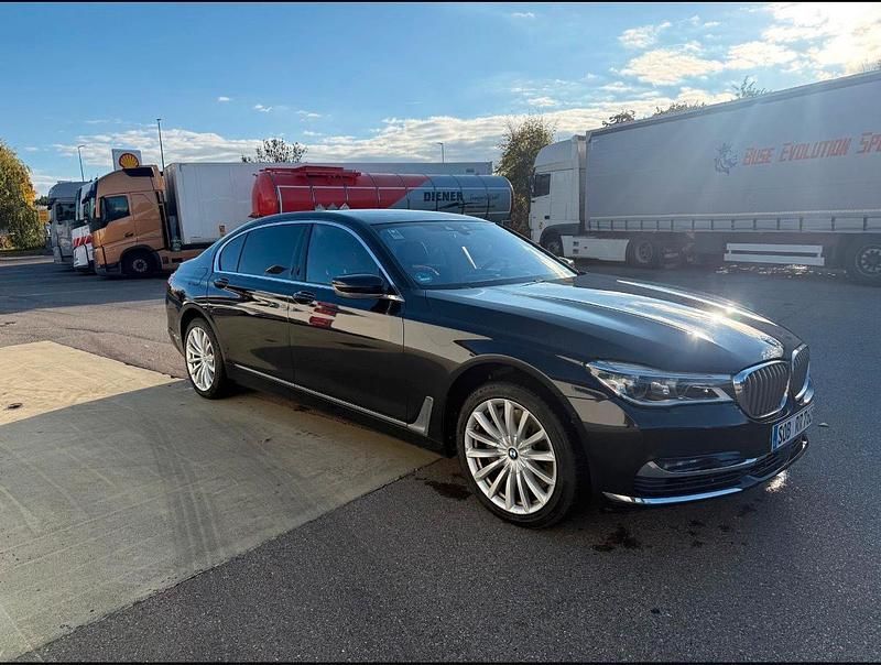 Andere farben Gebraucht 2016 BMW 750L Limousine | 31.850 € (Teuer) - Bild 1/4
