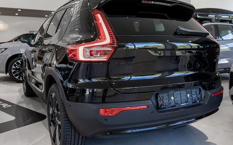 Neu Volvo XC40 Plus 163 PS (119 kW) 2025 Schwarz SUV