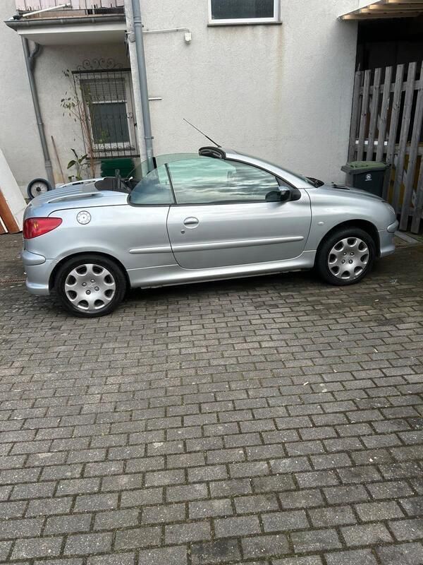 Grau Gebraucht 2003 Peugeot 206 CC Cabrio | 1.350 € (Fairer Preis) - Bild 1/4