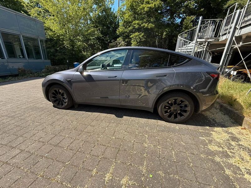 Grau Gebraucht 2021 Tesla Model Y Long Range SUV | 32.500 € (Etwas zu teuer) - Bild 1/4