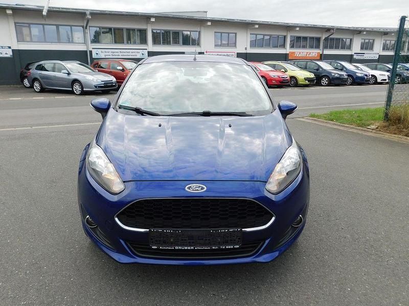 Blau Gebraucht 2016 Ford Fiesta Celebration Kleinwagen | 5.650 € (Fairer Preis) - Bild 1/4