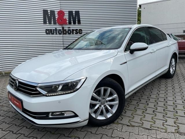 Weiß Gebraucht 2018 VW Passat Comfortline Limousine | 27.900 € - Bild 1/4