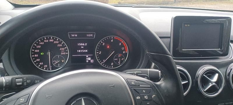 Gebraucht Mercedes B180 109 PS (80 kW) 2012 Silber Kleinwagen