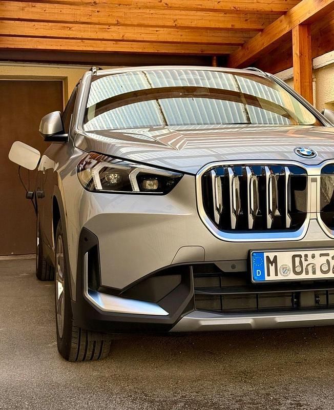 Silber Gebraucht 2023 BMW iX1 Shadowline SUV | 40.250 € (Fairer Preis) - Bild 1/4