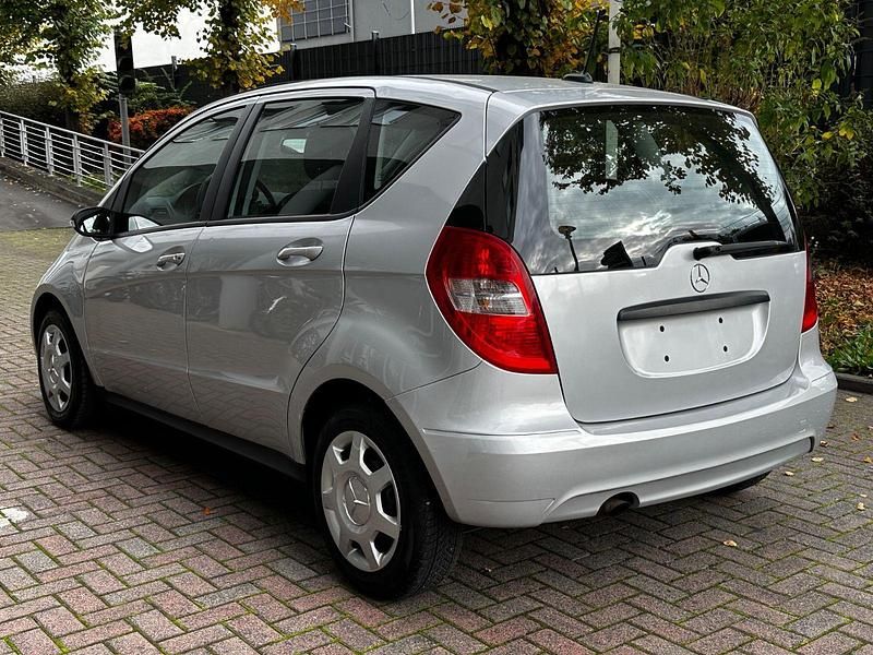 Gebraucht Mercedes A160 95 PS (69 kW) 2011 Polarsilber Kleinwagen