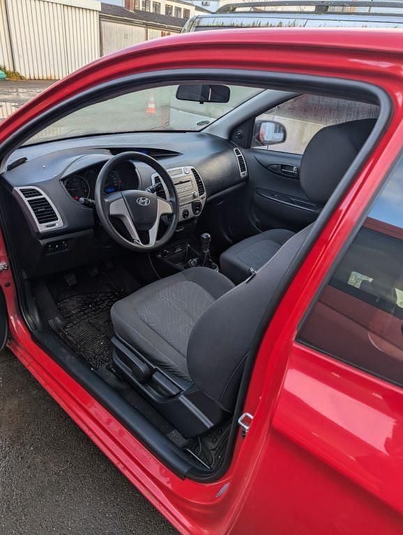 Gebraucht Hyundai i20 Intro Edition 86 PS (63 kW) 2012 Rot Kleinwagen