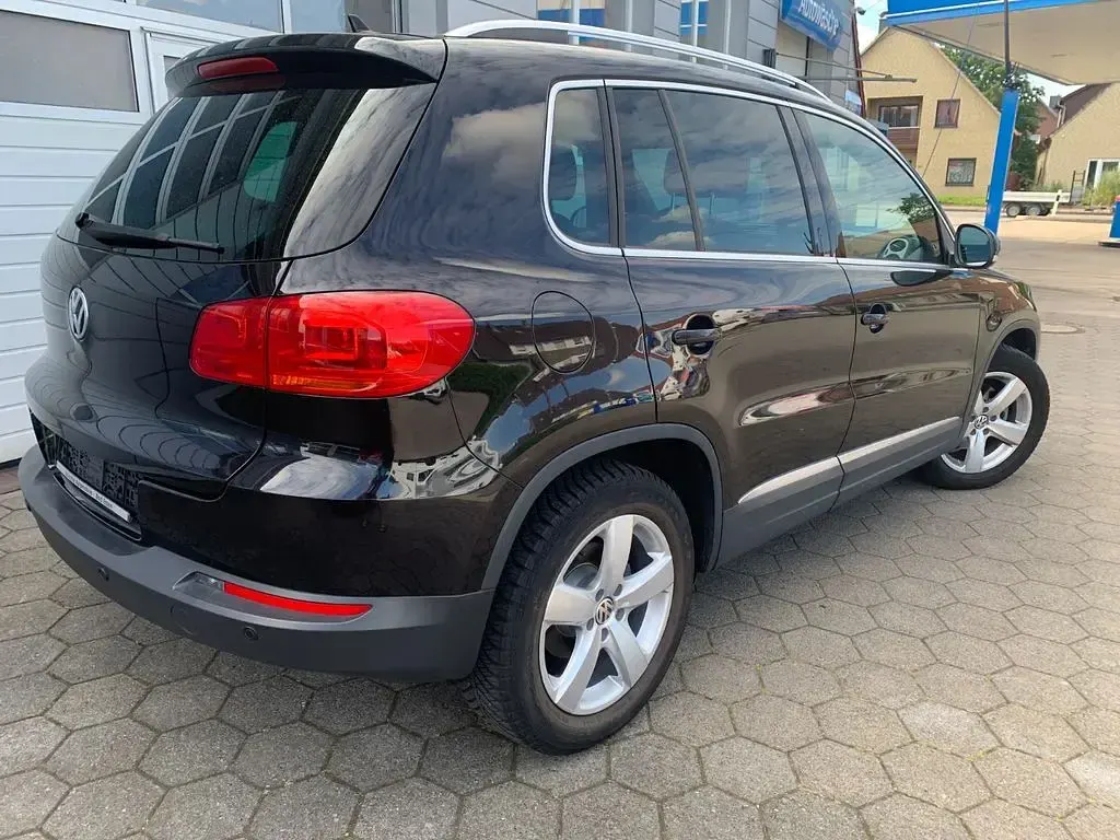 Gebraucht VW Tiguan Sport 125 PS (91 kW) 2016 Deep black perleffekt (metallic) SUV