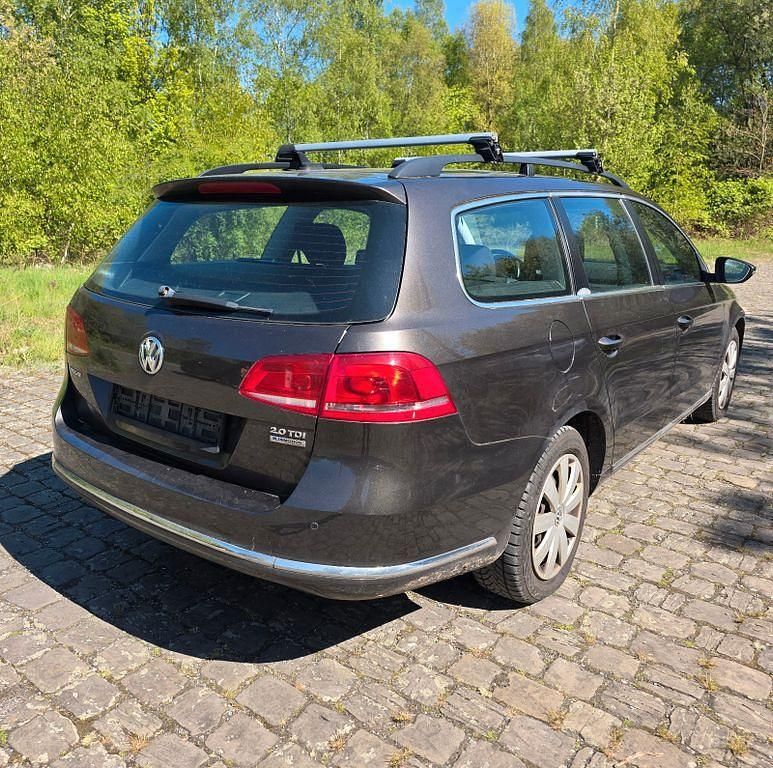 Second-hand VW Passat Exclusive 140 CP (102 kW) 2012 Maro Berlinǎ