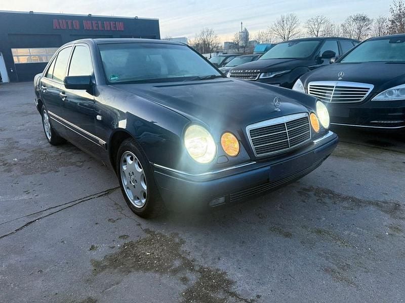 Gebraucht Mercedes E280 204 PS (150 kW) 1997 Blau Limousine
