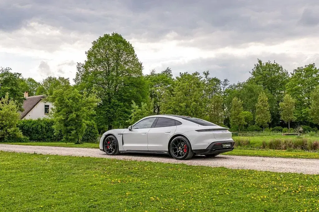 Second-hand Porsche Taycan GTS 380 kW (517 CP) 2023 Alb Berlinǎ