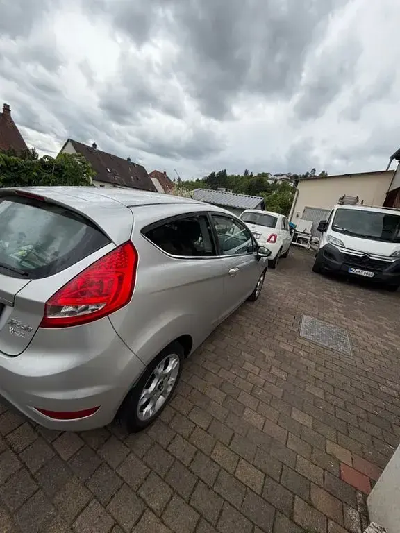 Gebraucht Ford Fiesta Titanium 82 PS (60 kW) 2012 Silber Kleinwagen