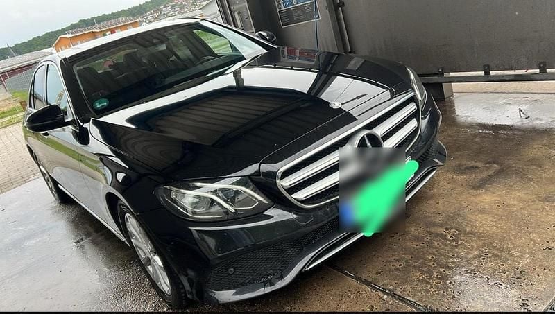 Schwarz Gebraucht 2018 Mercedes E200 Limousine | 20.000 € (Guter Preis) - Bild 1/4