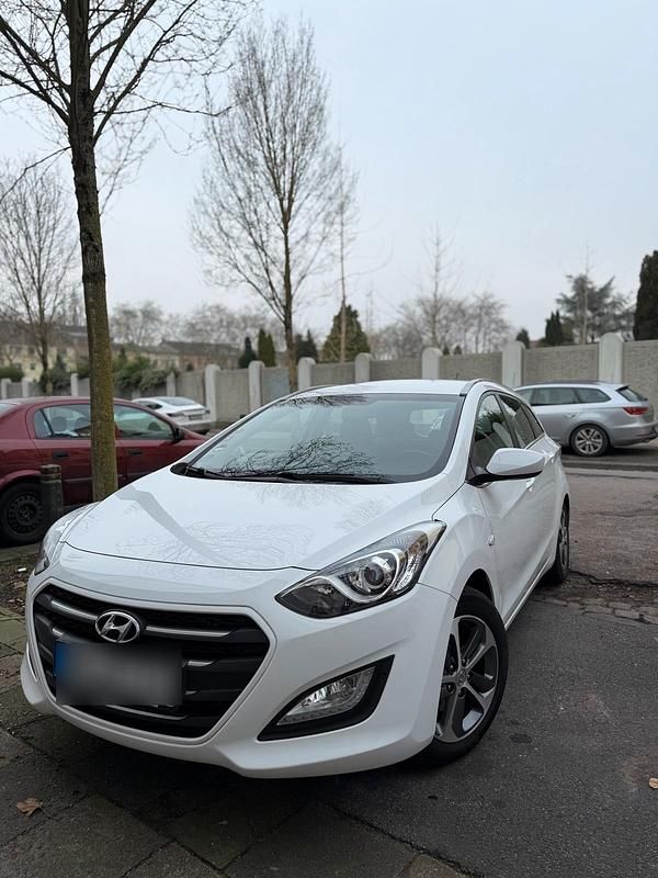 Weiß Gebraucht 2015 Hyundai i30 Kombi | 10.300 € (Etwas zu teuer) - Bild 1/4