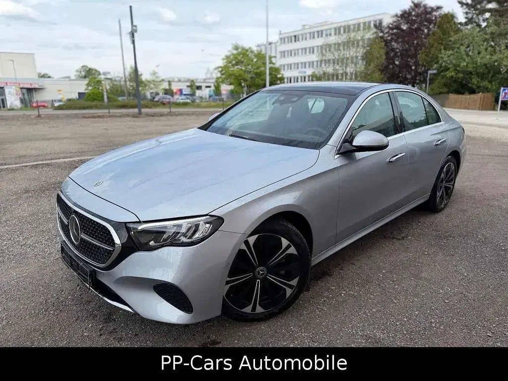 Używany Mercedes E400 381 KM (280 kW) 2024 Srebrny Sedan/Limuzyna
