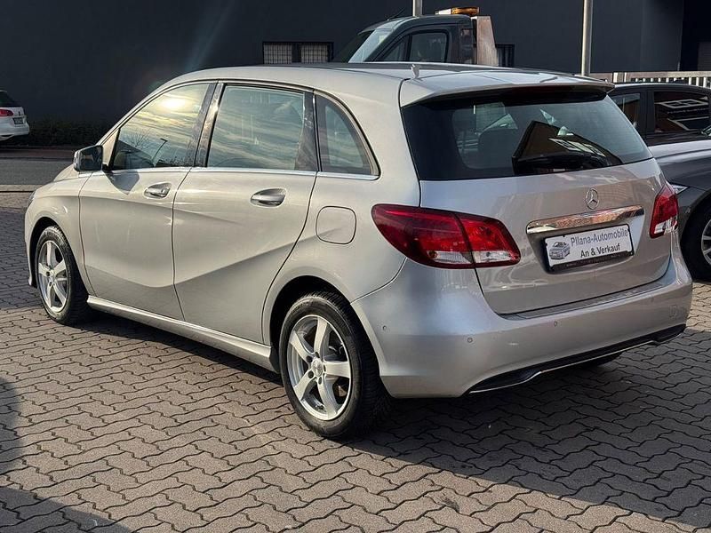 Gebraucht Mercedes B180 109 PS (80 kW) 2015 Silber Van / Kleinbus