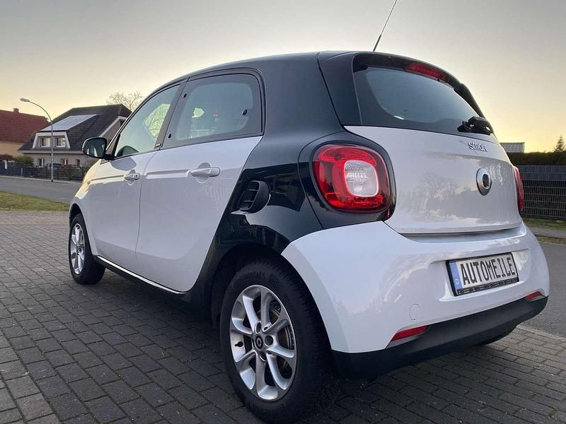 Gebraucht Smart ForFour Basis 71 PS (52 kW) 2016 Schwarz/weiss Kleinwagen