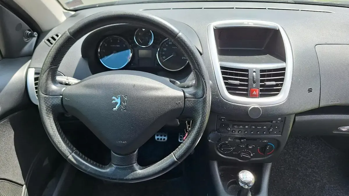 Gebraucht Peugeot 206 60 PS (44 kW) 2012 Schwarz Kleinwagen