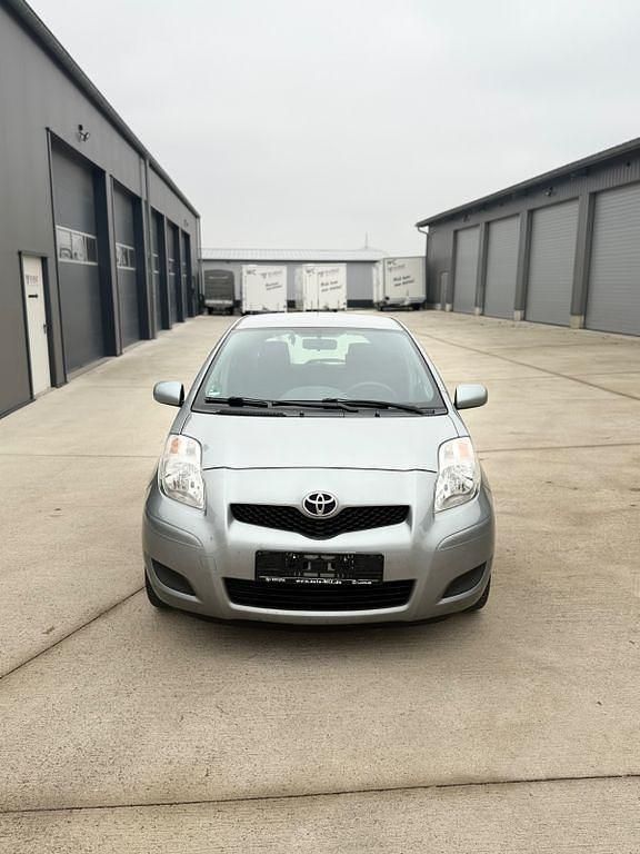 Grau Gebraucht 2010 Toyota Yaris Cool Limousine | 2.222 € (Fairer Preis) - Bild 1/4