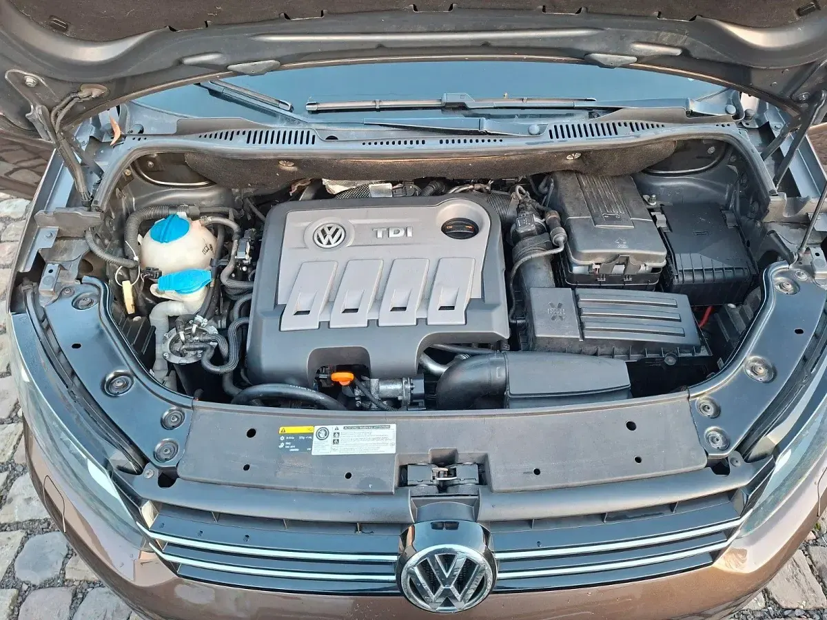 Gebraucht VW Touran Life 105 PS (77 kW) 2013 Braun Van / Kleinbus