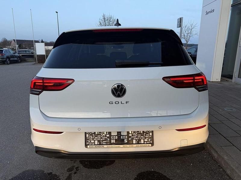 Gebraucht VW Golf VIII Active 131 PS (96 kW) 2023 Weiß Limousine