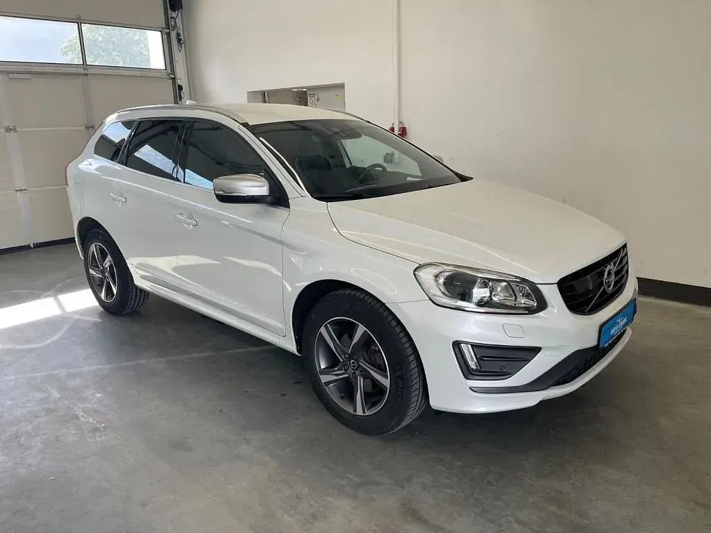 Gebraucht Volvo XC60 R-Design Momentum 220 PS (161 kW) 2015 Crystal white pearl / metallic SUV