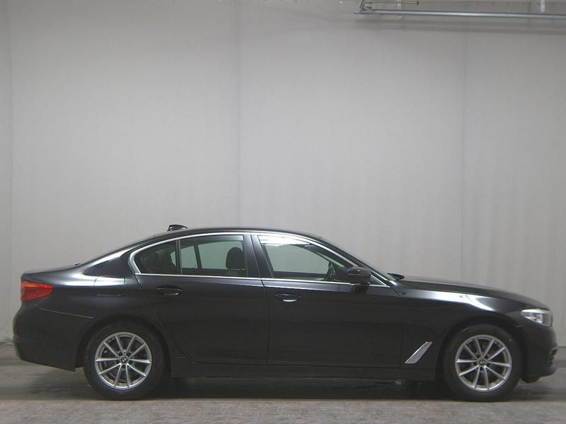 Black sapphire Gebraucht 2018 BMW 520 Limousine | 18.480 € (Superpreis) - Bild 1/4