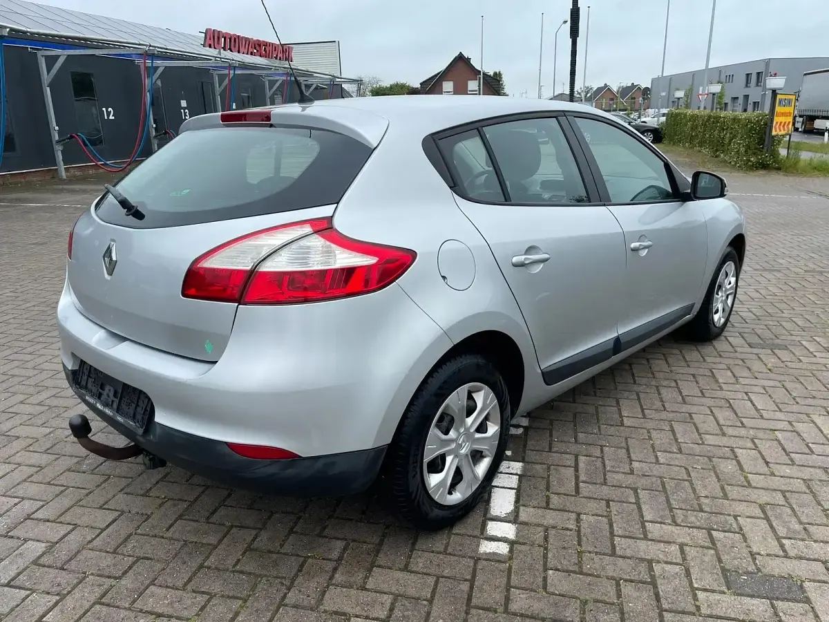 Gebraucht Renault Mégane III 101 PS (74 kW) 2010 Silber Limousine