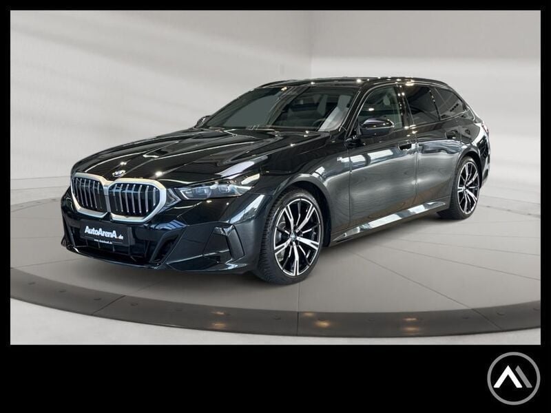 Black sapphire metallic Gebraucht 2024 BMW 520 M Sport Kombi | 53.987 € (Superpreis) - Bild 1/4