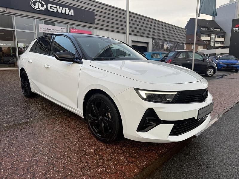 Gebraucht Opel Astra 131 PS (96 kW) 2024 Weiß/schwarz Limousine