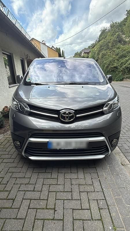 Grau Gebraucht 2022 Toyota Proace Verso Kombi | 33.800 € (Guter Preis) - Bild 1/4
