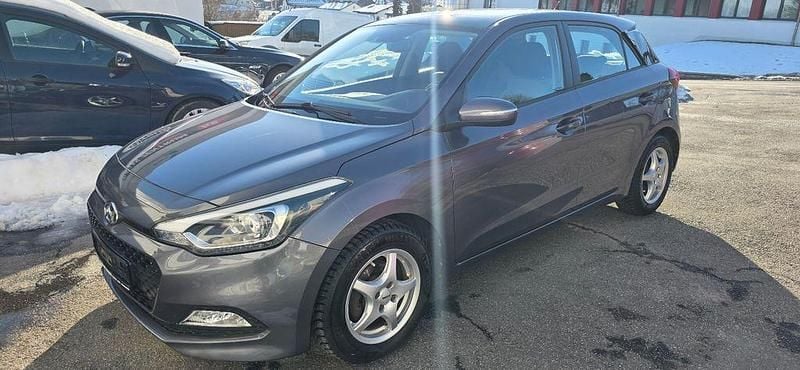 Grau Gebraucht 2015 Hyundai i20 Intro Edition Limousine | 7.900 € (Superpreis) - Bild 1/4