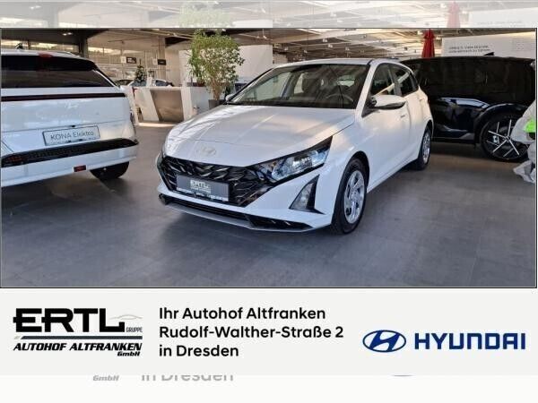 Weiß (atlas white / sol) Gebraucht 2024 Hyundai i20 Select Limousine | 19.990 € (Fairer Preis) - Bild 1/4