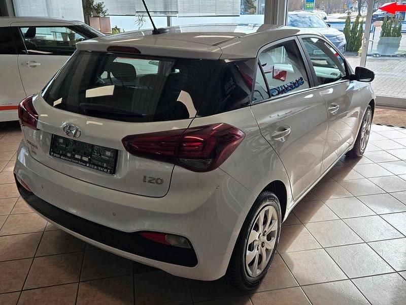 Gebraucht Hyundai i20 84 PS (61 kW) 2021 Weiß Kleinwagen